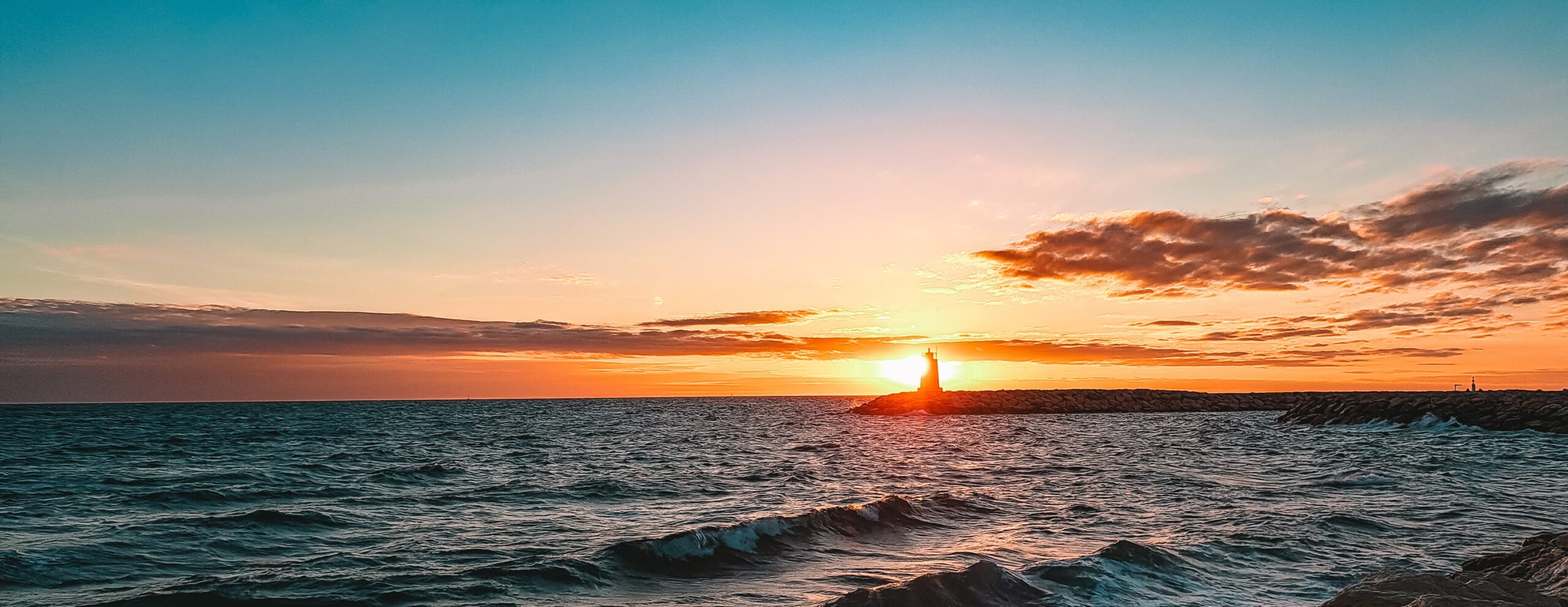 Leuchtturm bei Sonnenuntergang im Abendrot